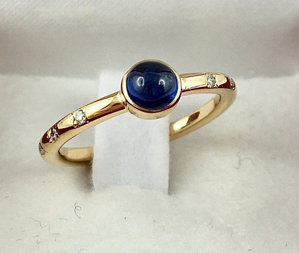 Sapphire Cabochon Ring Set On Yellow Gold Wire Diamonds In Constellations-photo-6