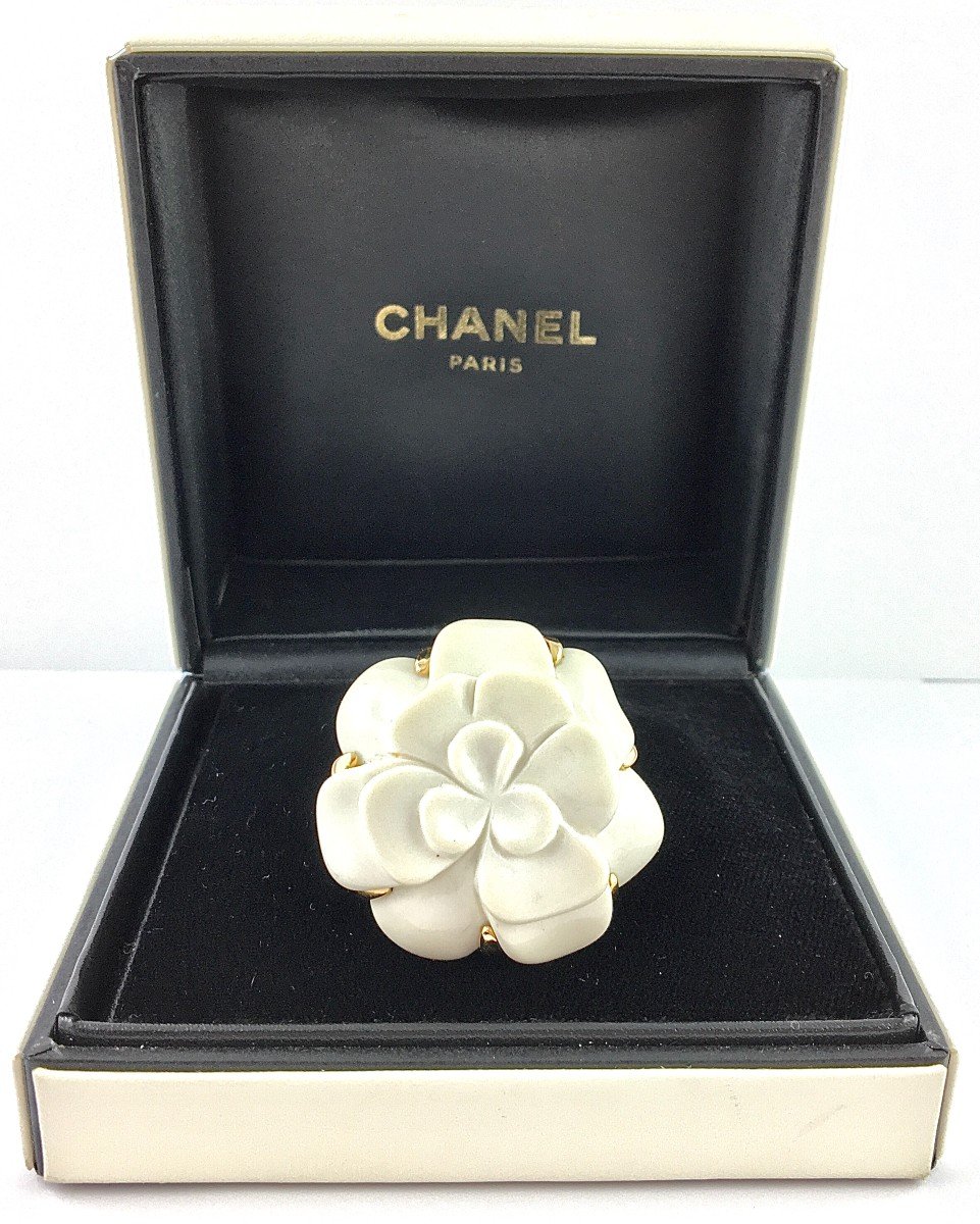 Chanel Camélia Cacholong Brooch White On Yellow Gold In Its Case-photo-2
