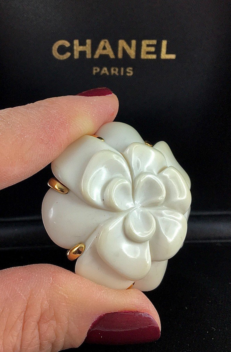 Chanel Camélia Cacholong Brooch White On Yellow Gold In Its Case-photo-3