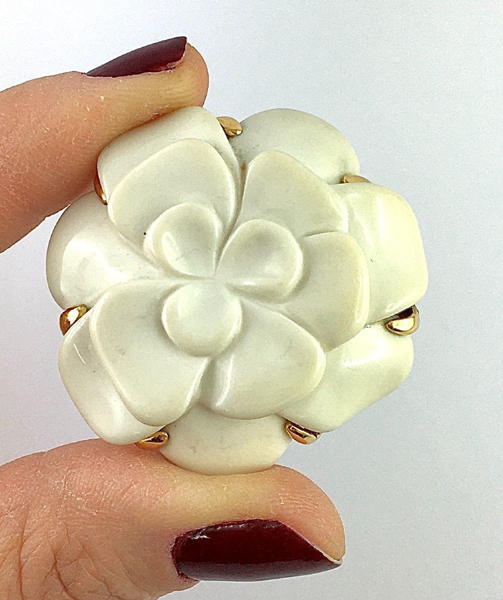 Chanel Camélia Cacholong Brooch White On Yellow Gold In Its Case-photo-4