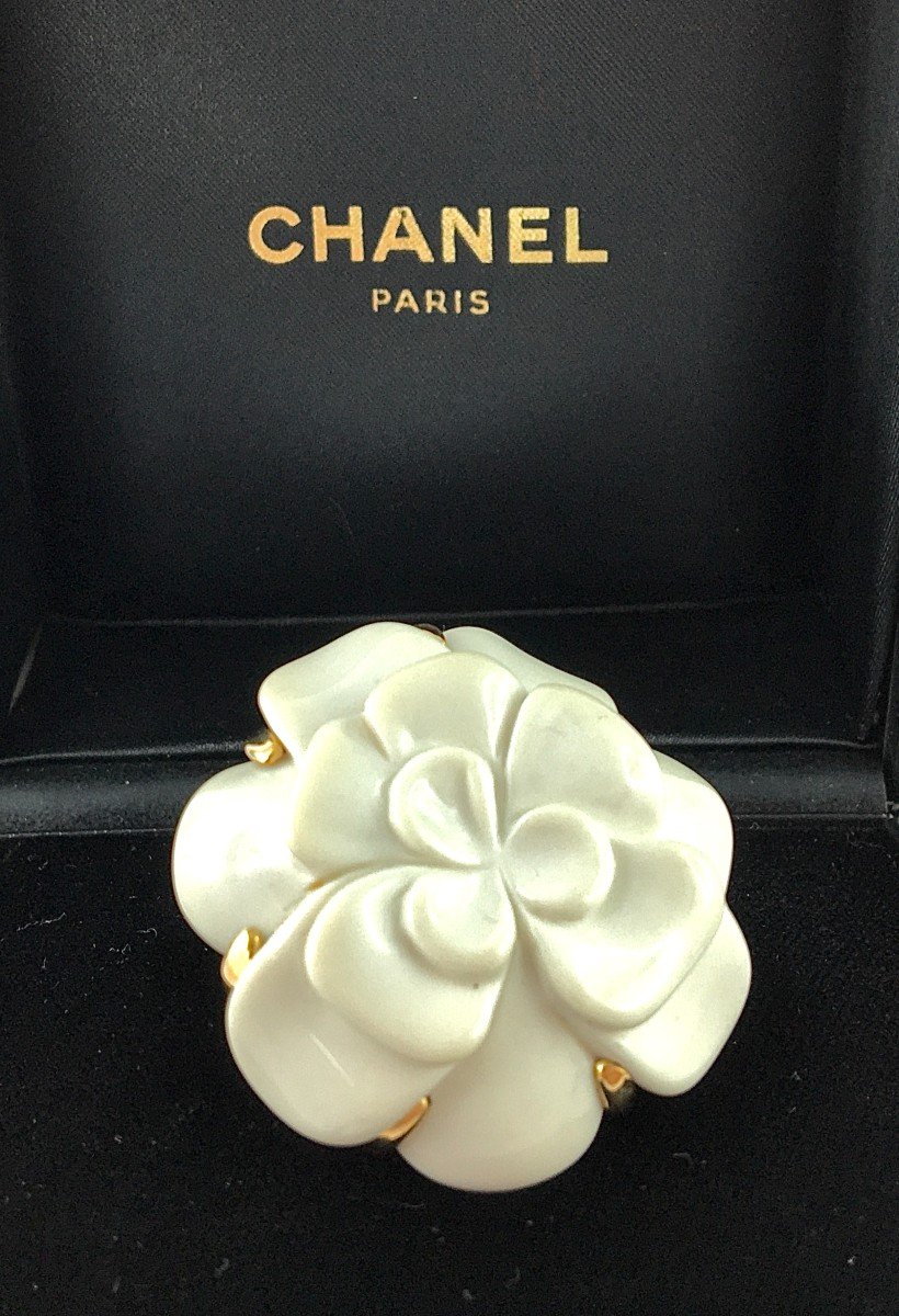 Chanel Camélia Cacholong Brooch White On Yellow Gold In Its Case-photo-3