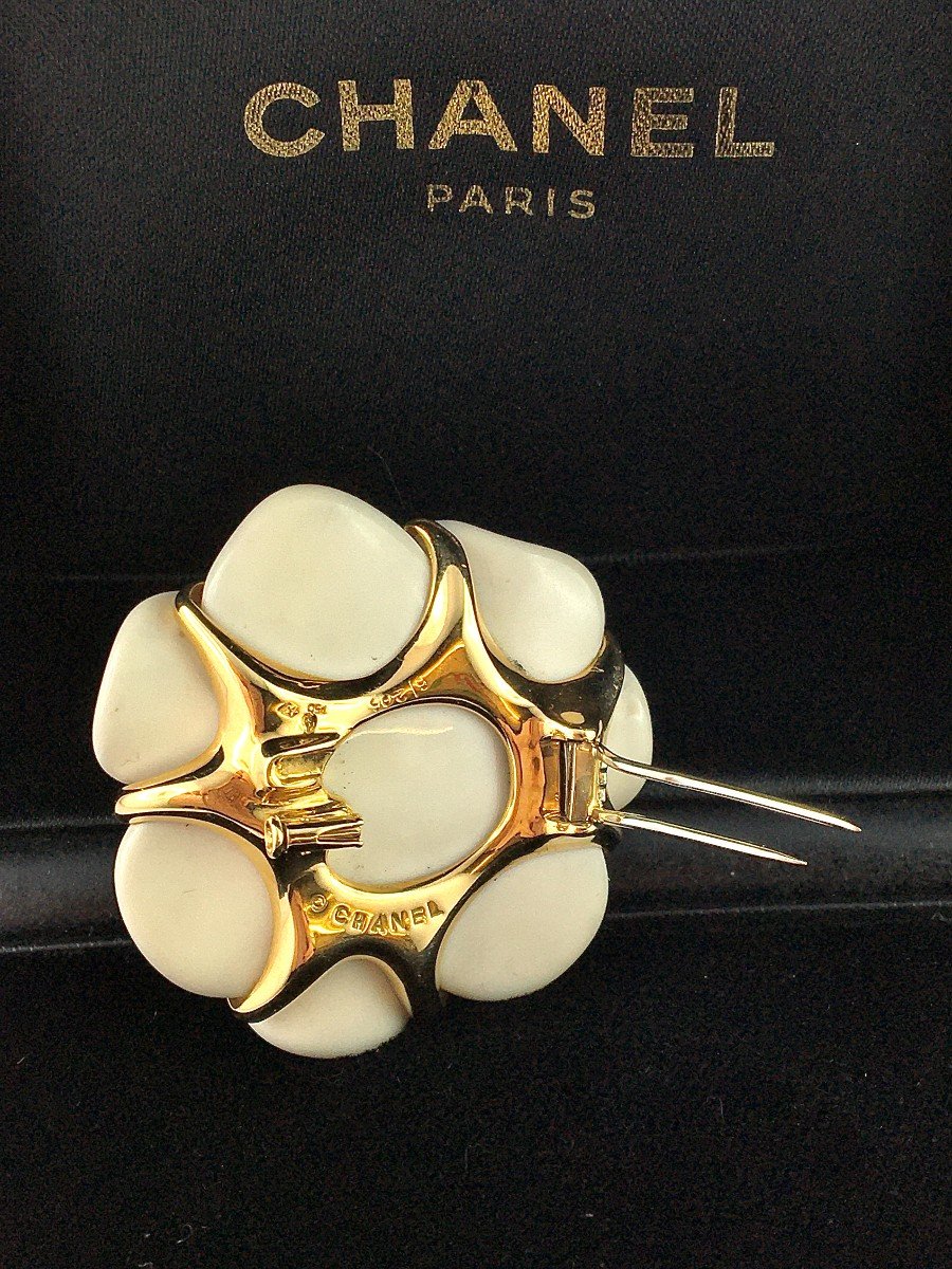 Chanel Camélia Cacholong Brooch White On Yellow Gold In Its Case-photo-6
