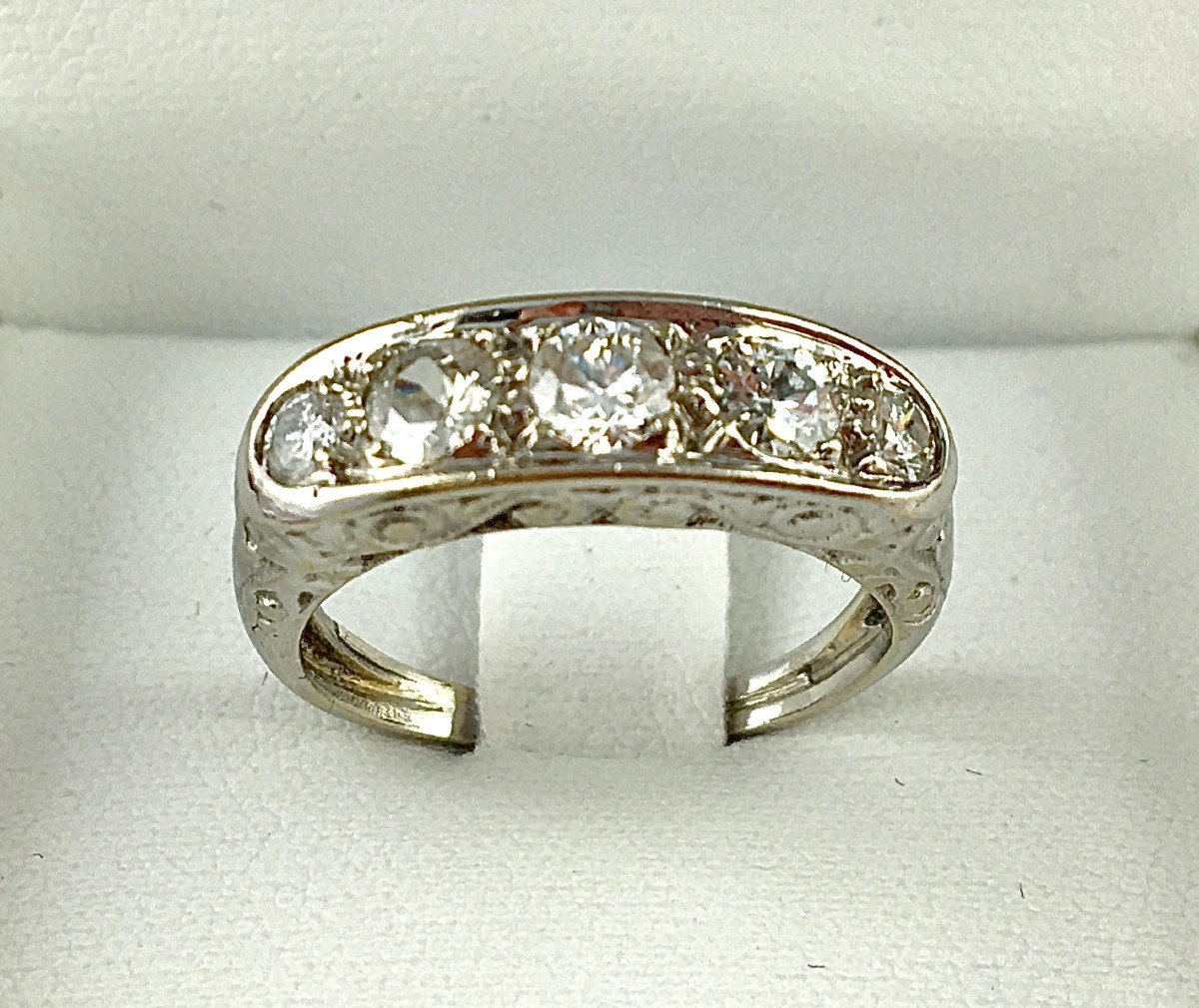 Bague Jarretière Cinq Diamants Taille Brillant Sur Or Blanc-photo-2