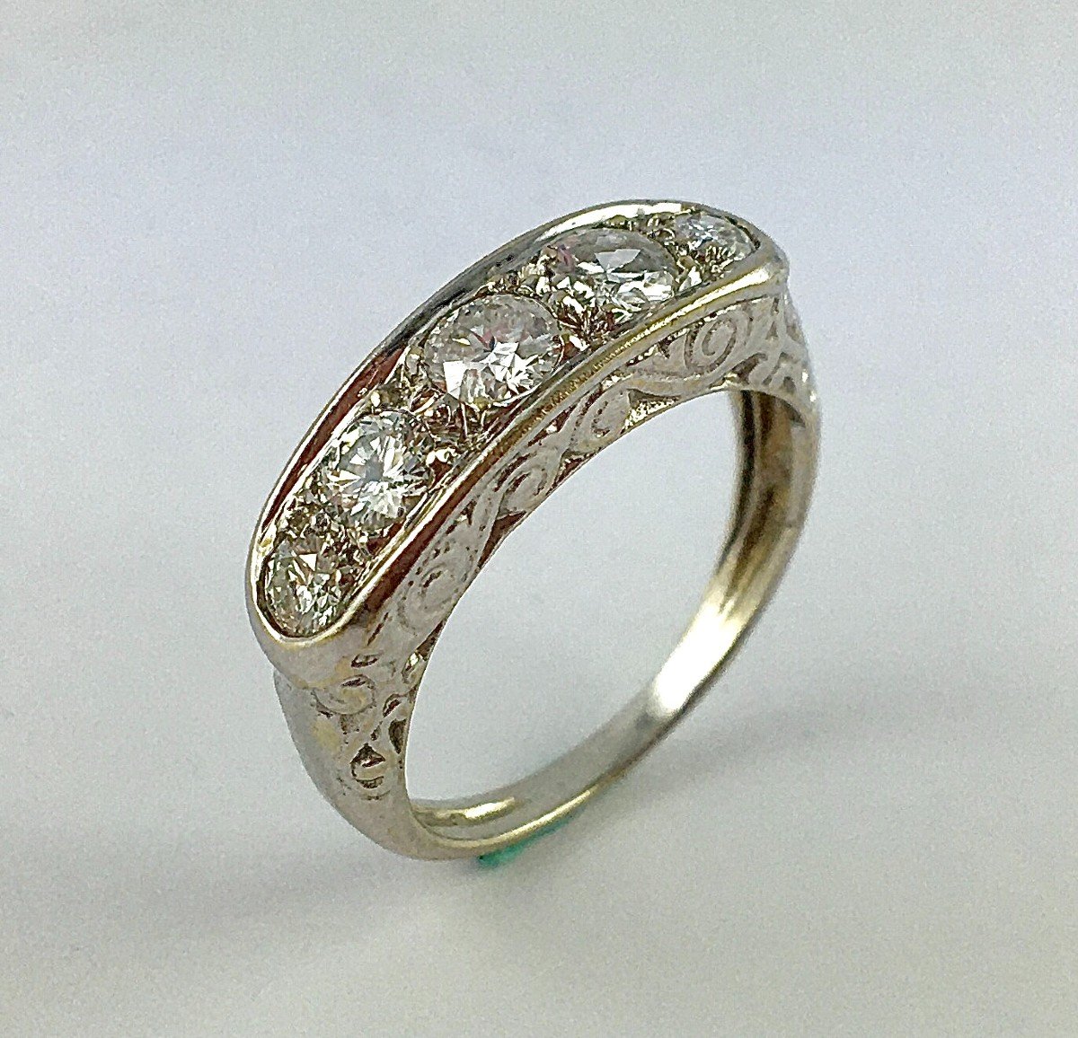 Bague Jarretière Cinq Diamants Taille Brillant Sur Or Blanc-photo-4