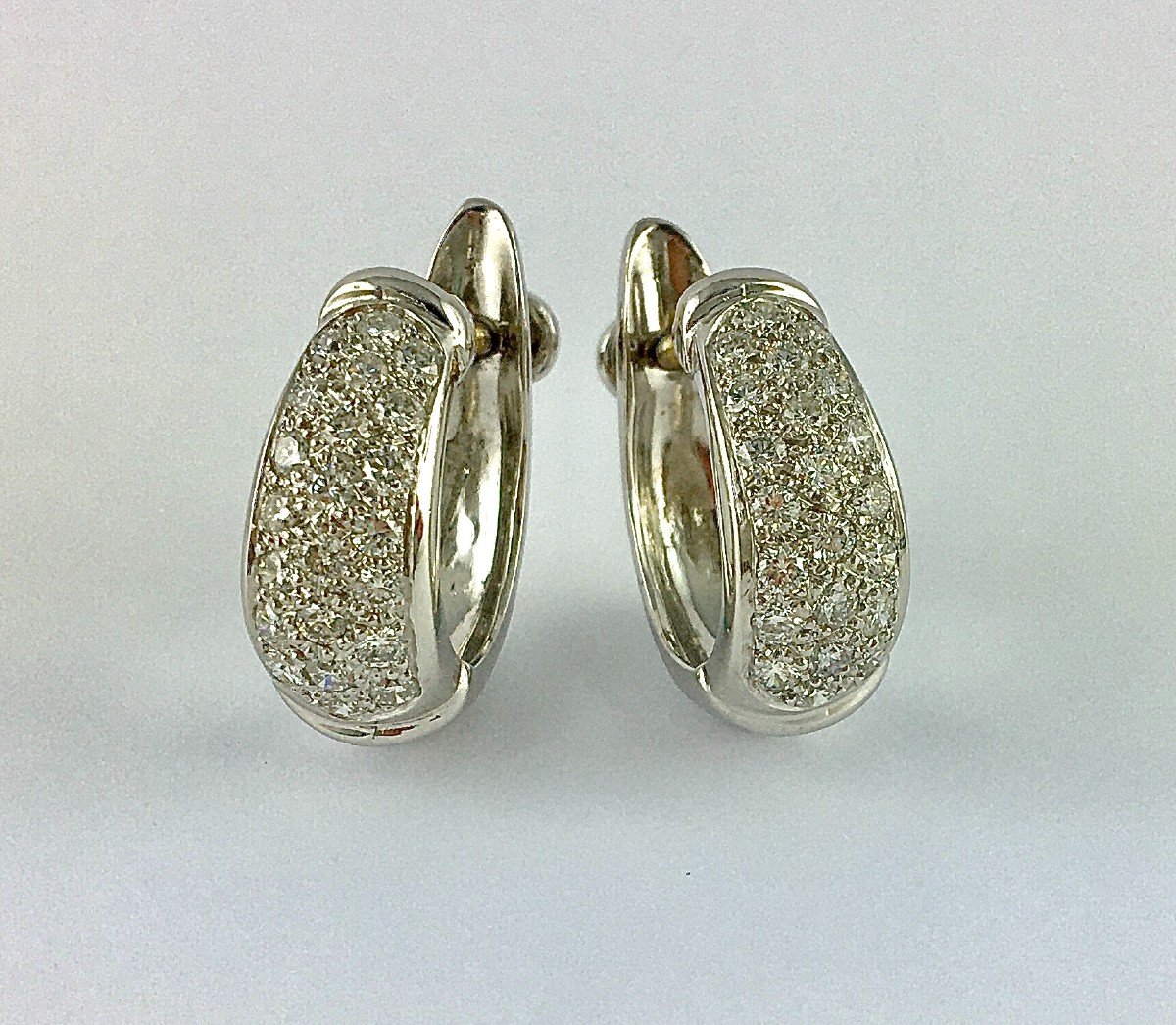 Boucles d'Oreilles Créoles Pavage De Diamants Sur Or Blanc Pour Oreilles Non Percées-photo-2
