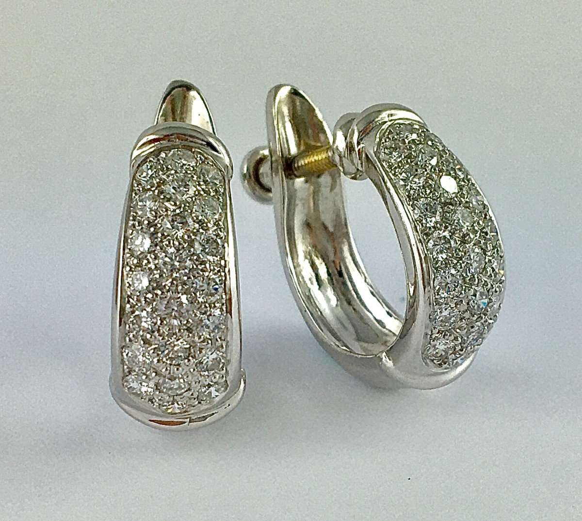 Boucles d'Oreilles Créoles Pavage De Diamants Sur Or Blanc Pour Oreilles Non Percées