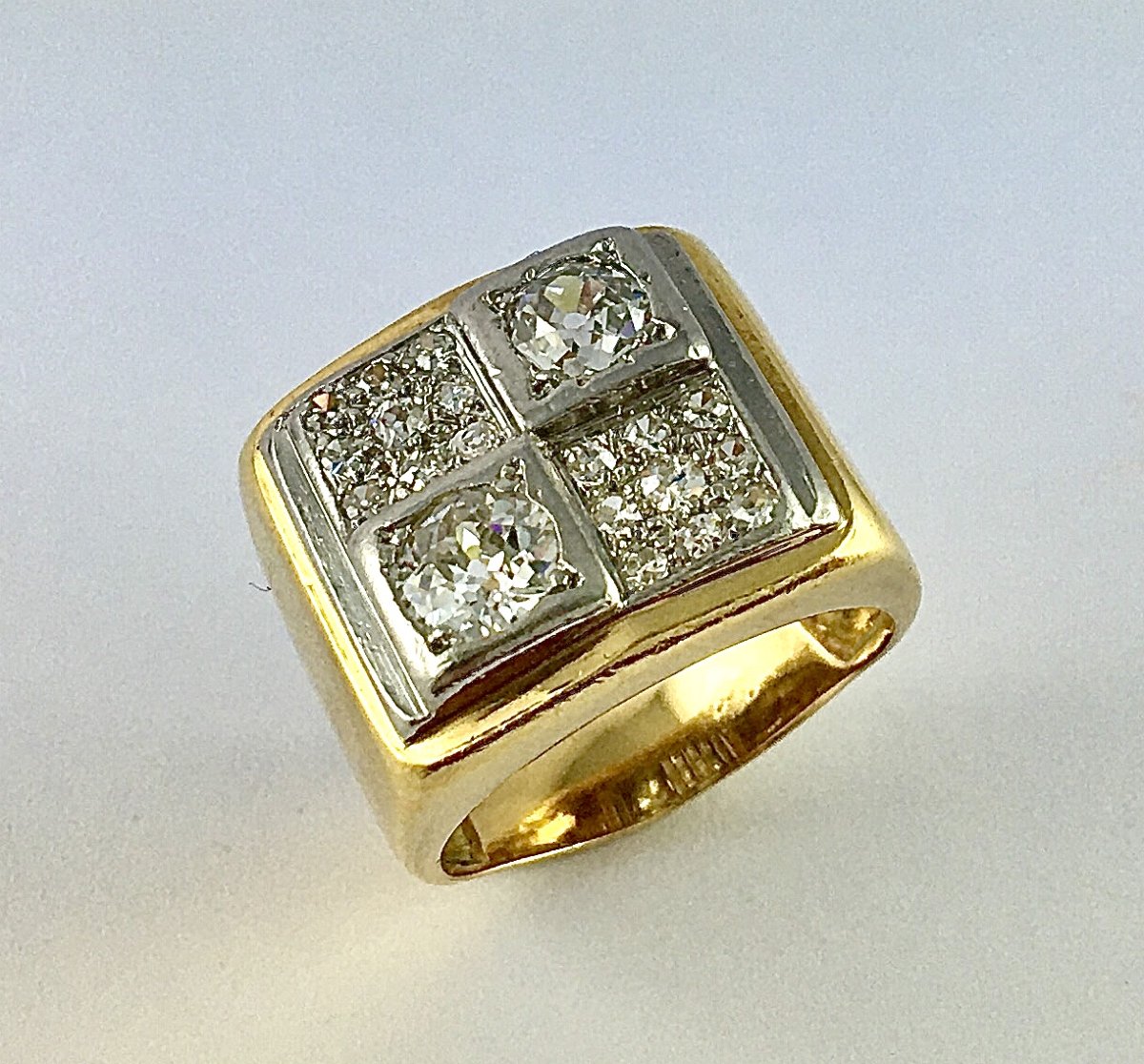 Bague Tank Forme Chevalière Diamants En Damier Sur  Platine Et Or Jaune -photo-2