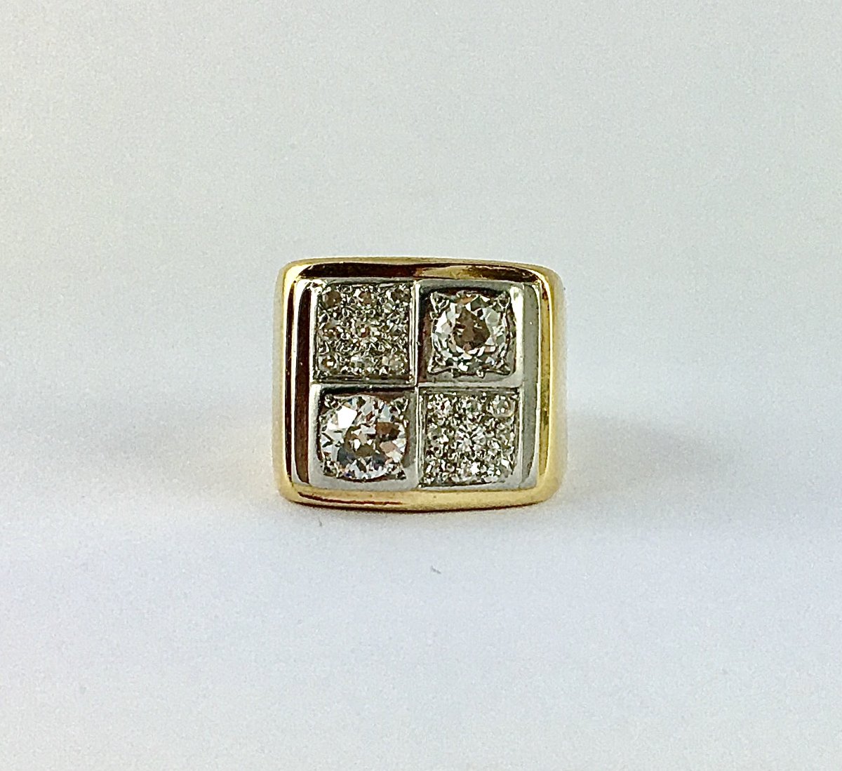 Bague Tank Forme Chevalière Diamants En Damier Sur  Platine Et Or Jaune -photo-4