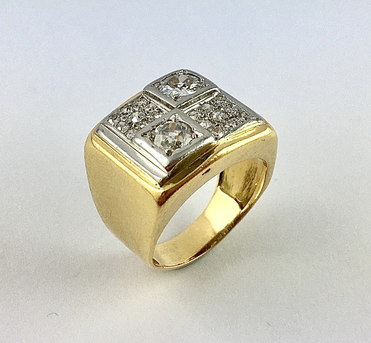 Bague Tank Forme Chevalière Diamants En Damier Sur  Platine Et Or Jaune -photo-3