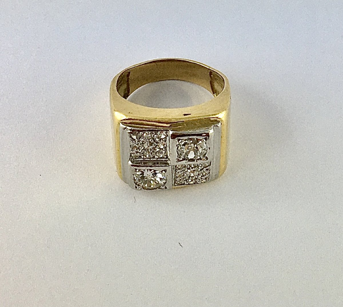 Bague Tank Forme Chevalière Diamants En Damier Sur  Platine Et Or Jaune -photo-1
