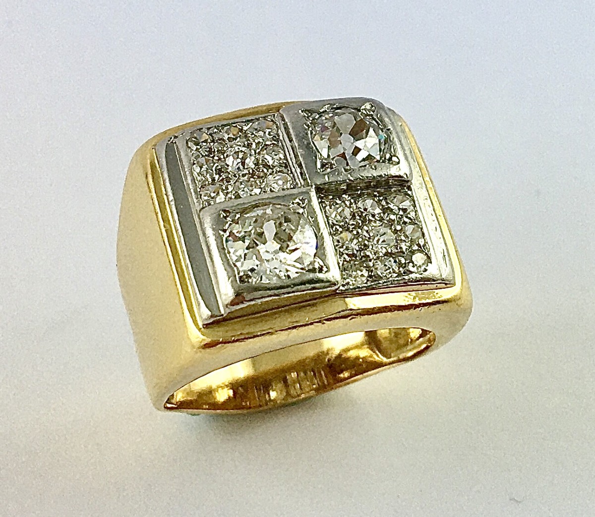 Bague Tank Forme Chevalière Diamants En Damier Sur  Platine Et Or Jaune 