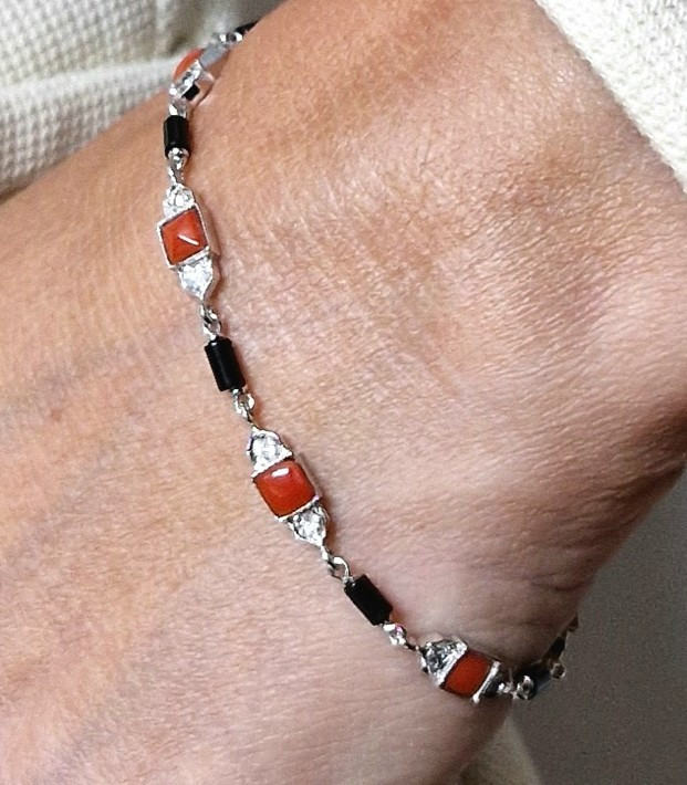 Bracelet Style Art Déco Corail Onyx Et Diamants Sur Or Blanc