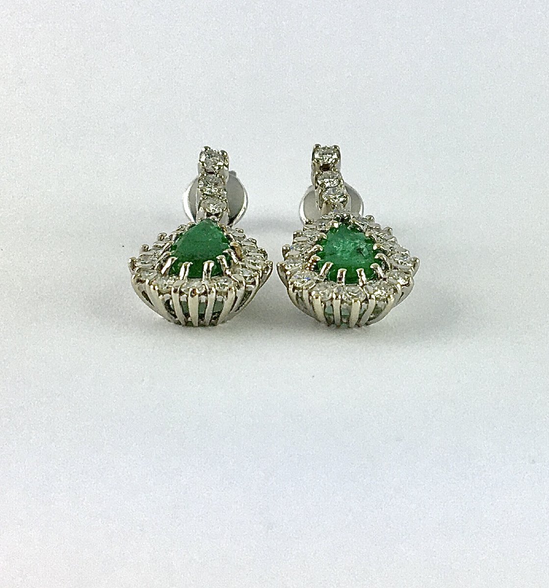 Boucles d'Oreilles Pendants Poires D’emeraude Entourage Diamants Sur Or Blanc-photo-4