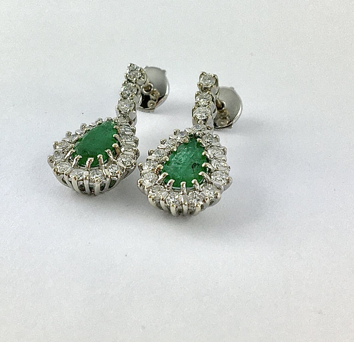 Boucles d'Oreilles Pendants Poires D’emeraude Entourage Diamants Sur Or Blanc-photo-5
