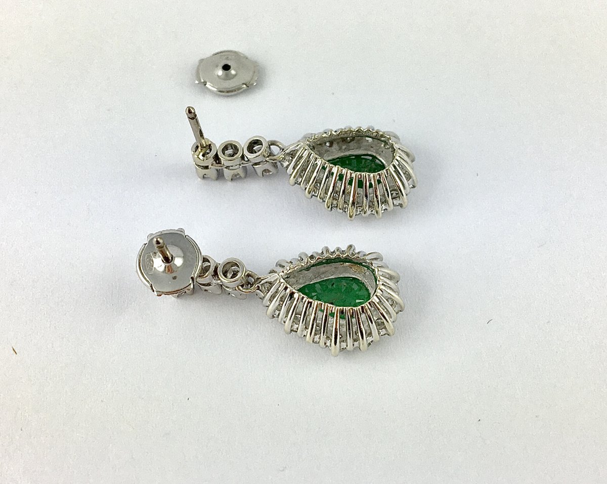Boucles d'Oreilles Pendants Poires D’emeraude Entourage Diamants Sur Or Blanc-photo-7