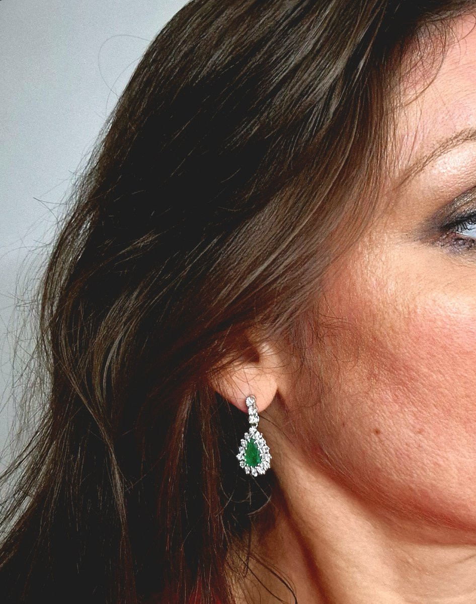 Boucles d'Oreilles Pendants Poires D’emeraude Entourage Diamants Sur Or Blanc-photo-8
