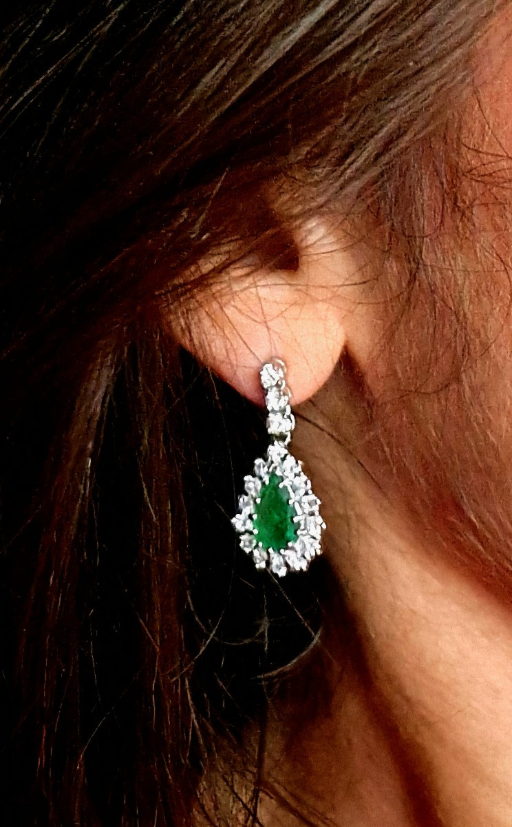 Boucles d'Oreilles Pendants Poires D’emeraude Entourage Diamants Sur Or Blanc