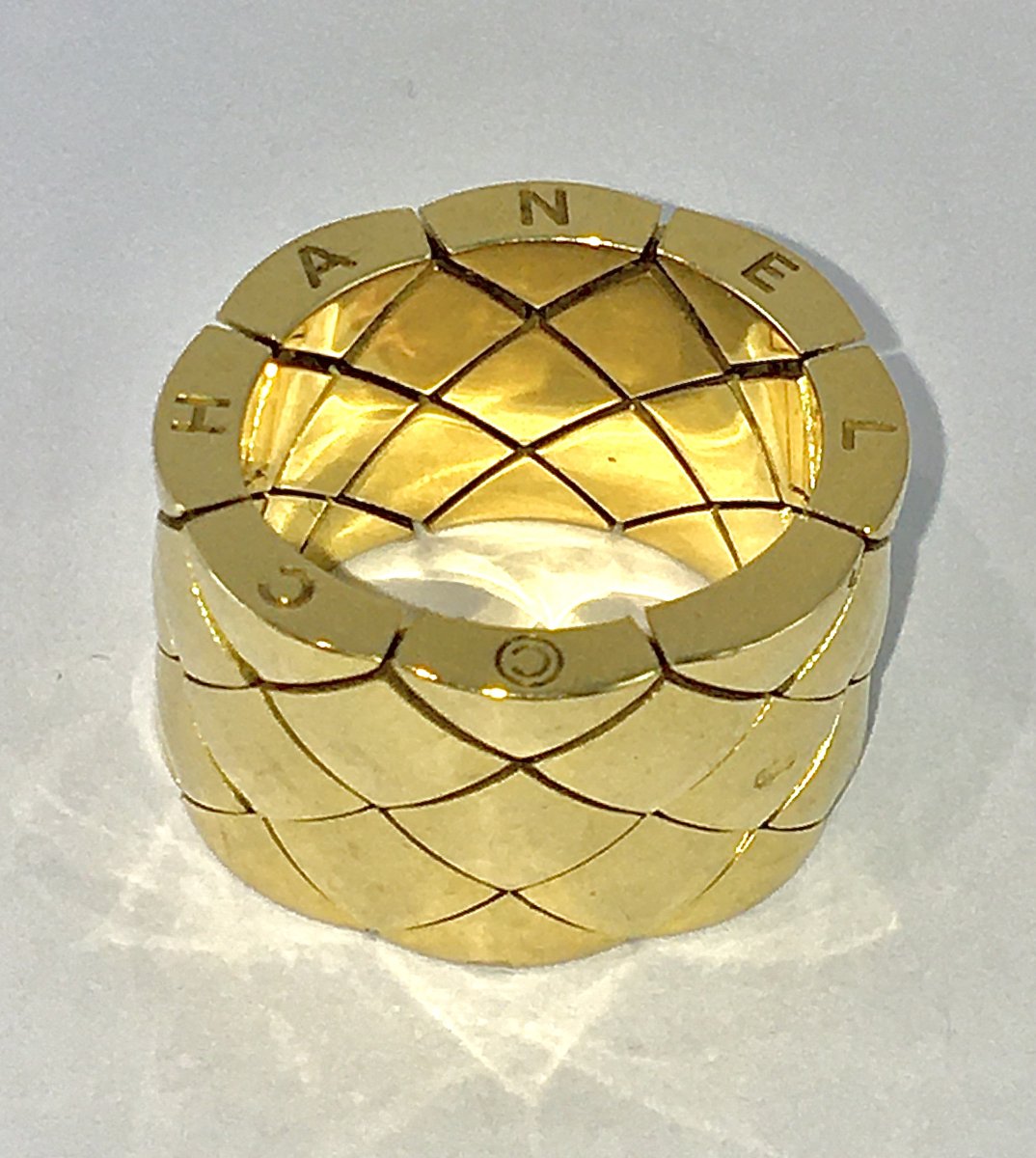 Chanel Matelassé Vintage Yellow Gold Ring With Matelassé Pattern-photo-2