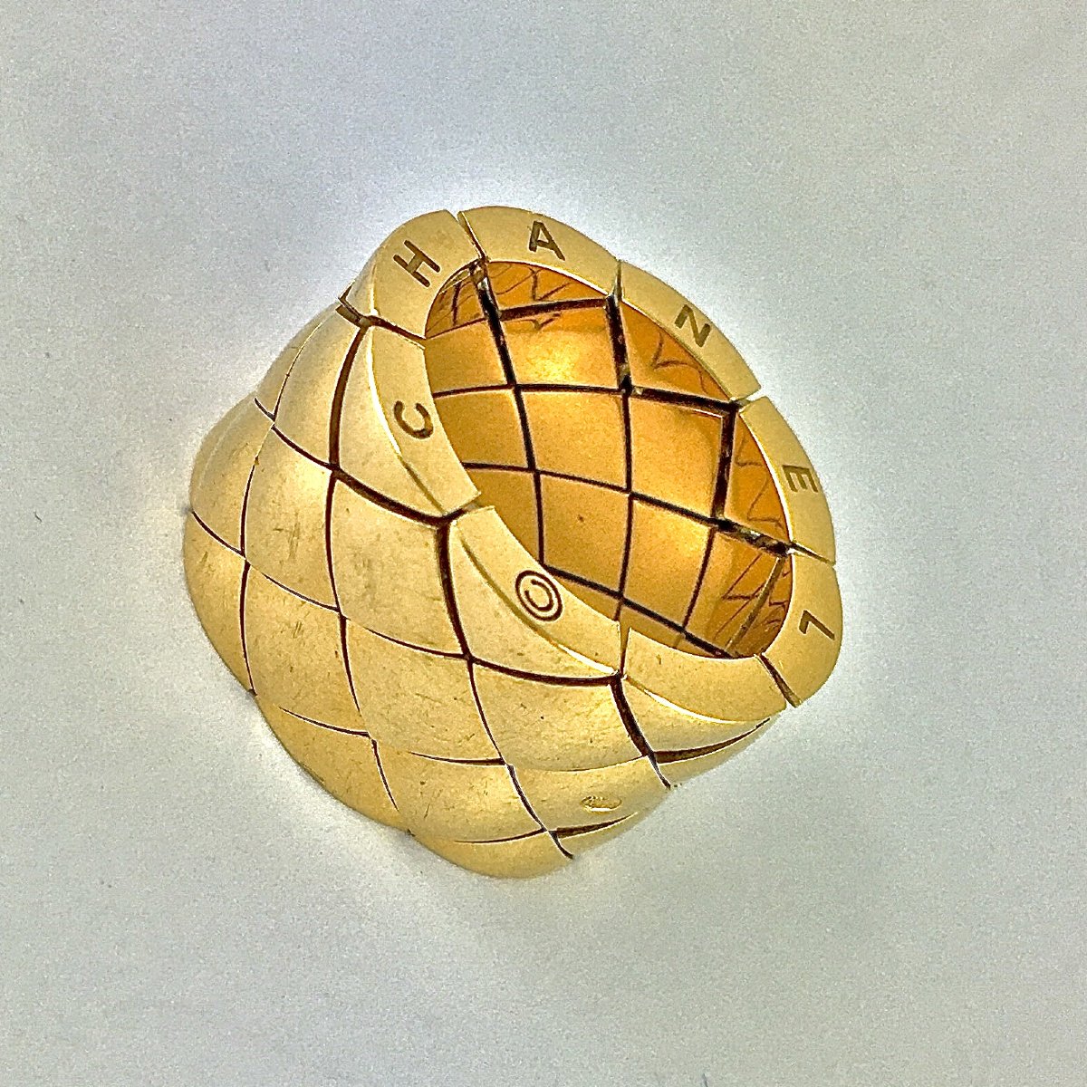 Chanel Matelassé Vintage Yellow Gold Ring With Matelassé Pattern-photo-3