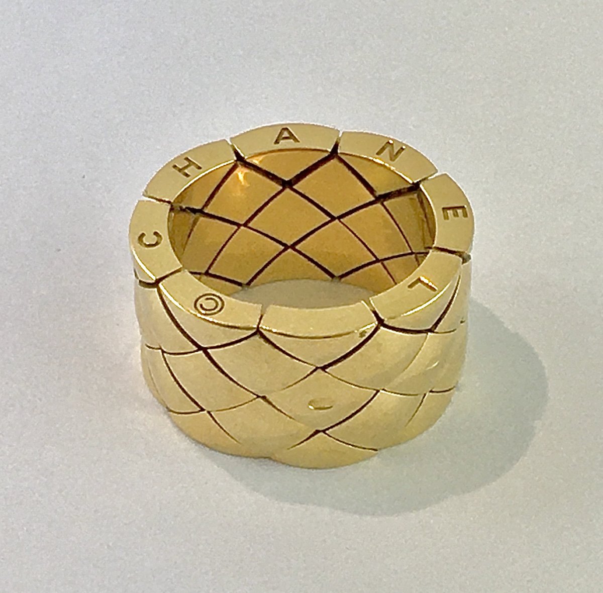 Chanel Matelassé Vintage Yellow Gold Ring With Matelassé Pattern-photo-3