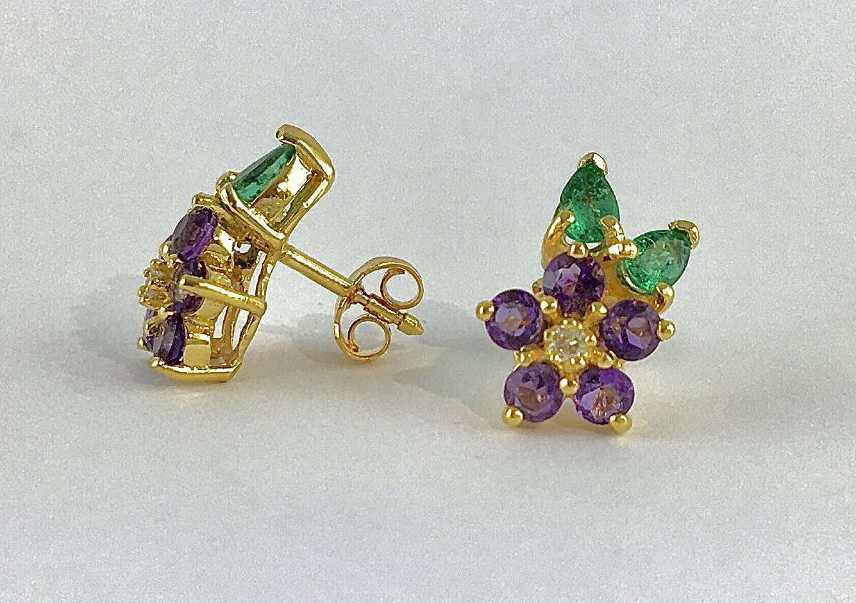 Stud Earrings With Floral Motif, Emeralds, Amethysts And Diamonds On Yellow Gold-photo-3