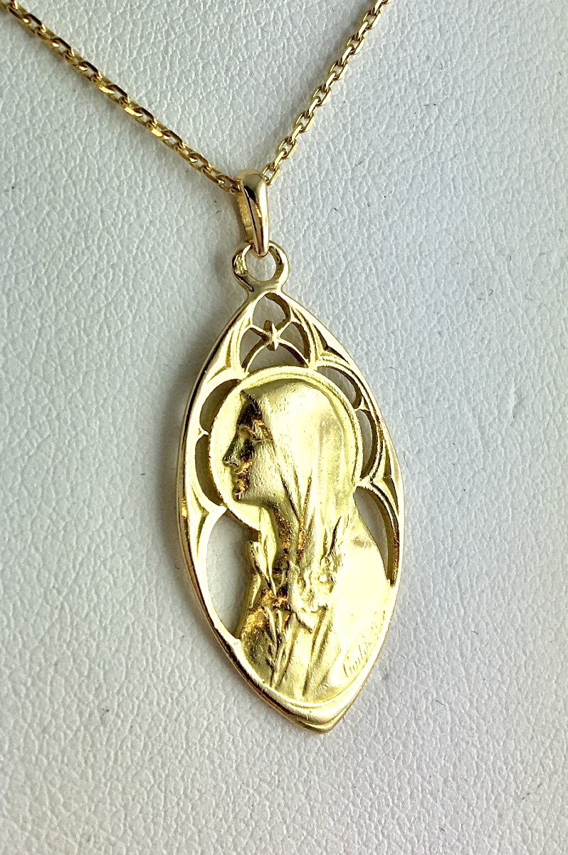 Pendant Medal Virgin In Mandorla Style Belle Epoque Yellow Gold