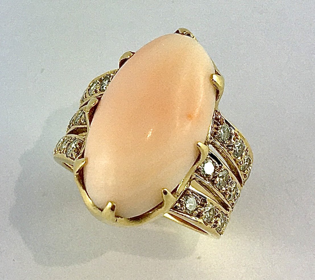 Cabochon Coral Peau d'Ange Ring With Diamonds On Yellow Gold-photo-2