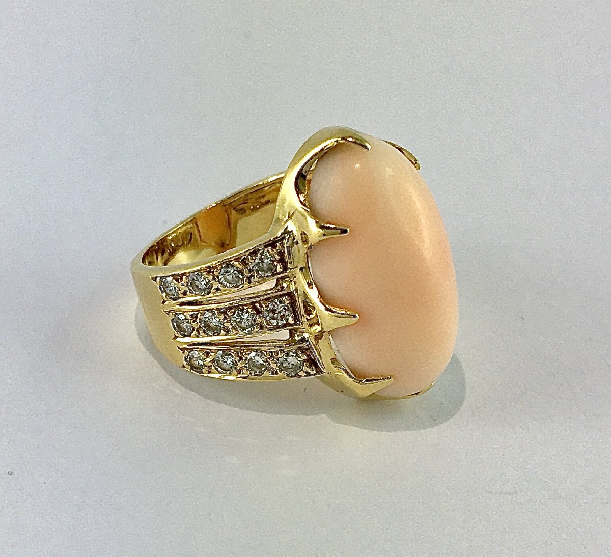 Cabochon Coral Peau d'Ange Ring With Diamonds On Yellow Gold-photo-2