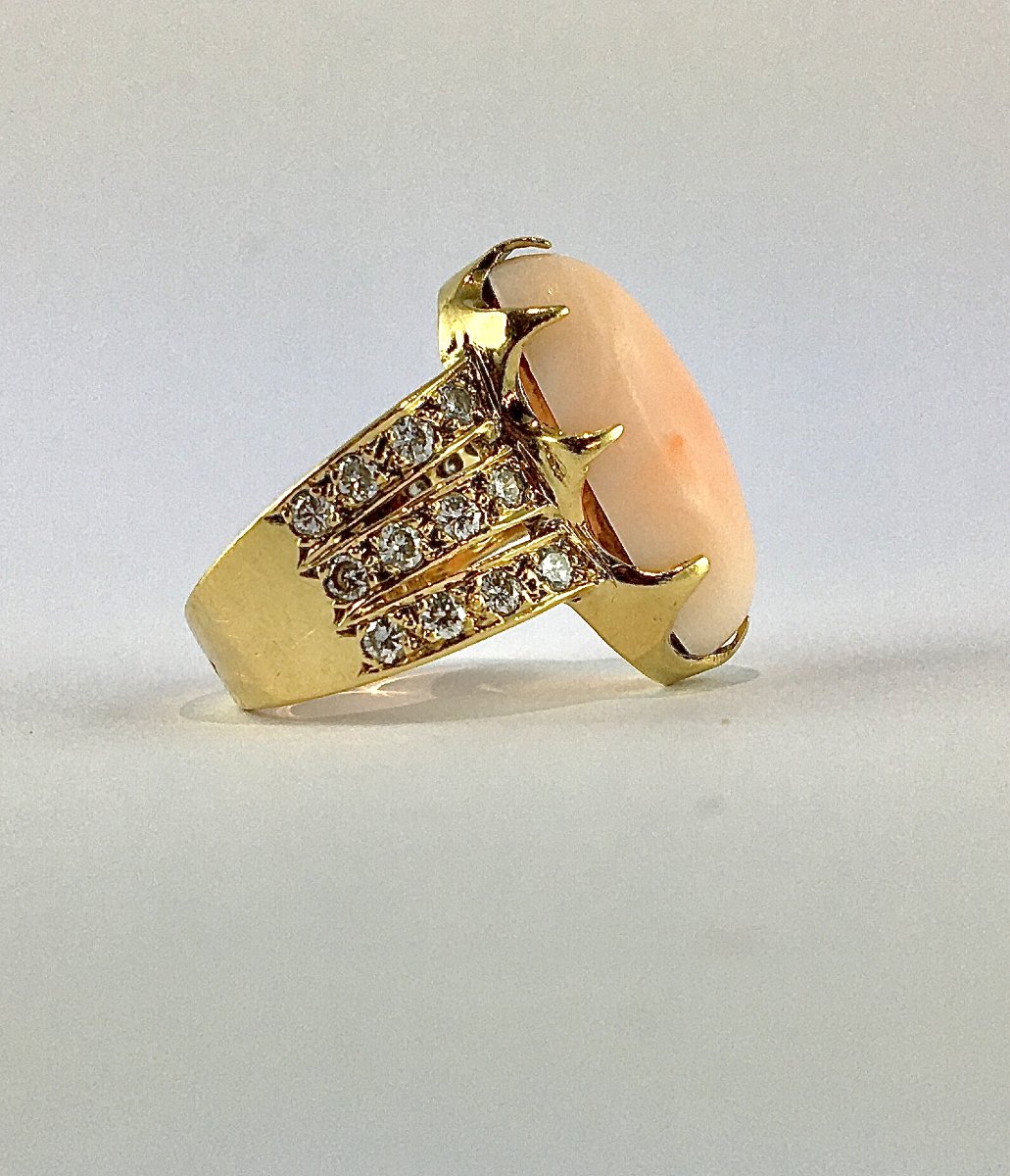 Cabochon Coral Peau d'Ange Ring With Diamonds On Yellow Gold-photo-4
