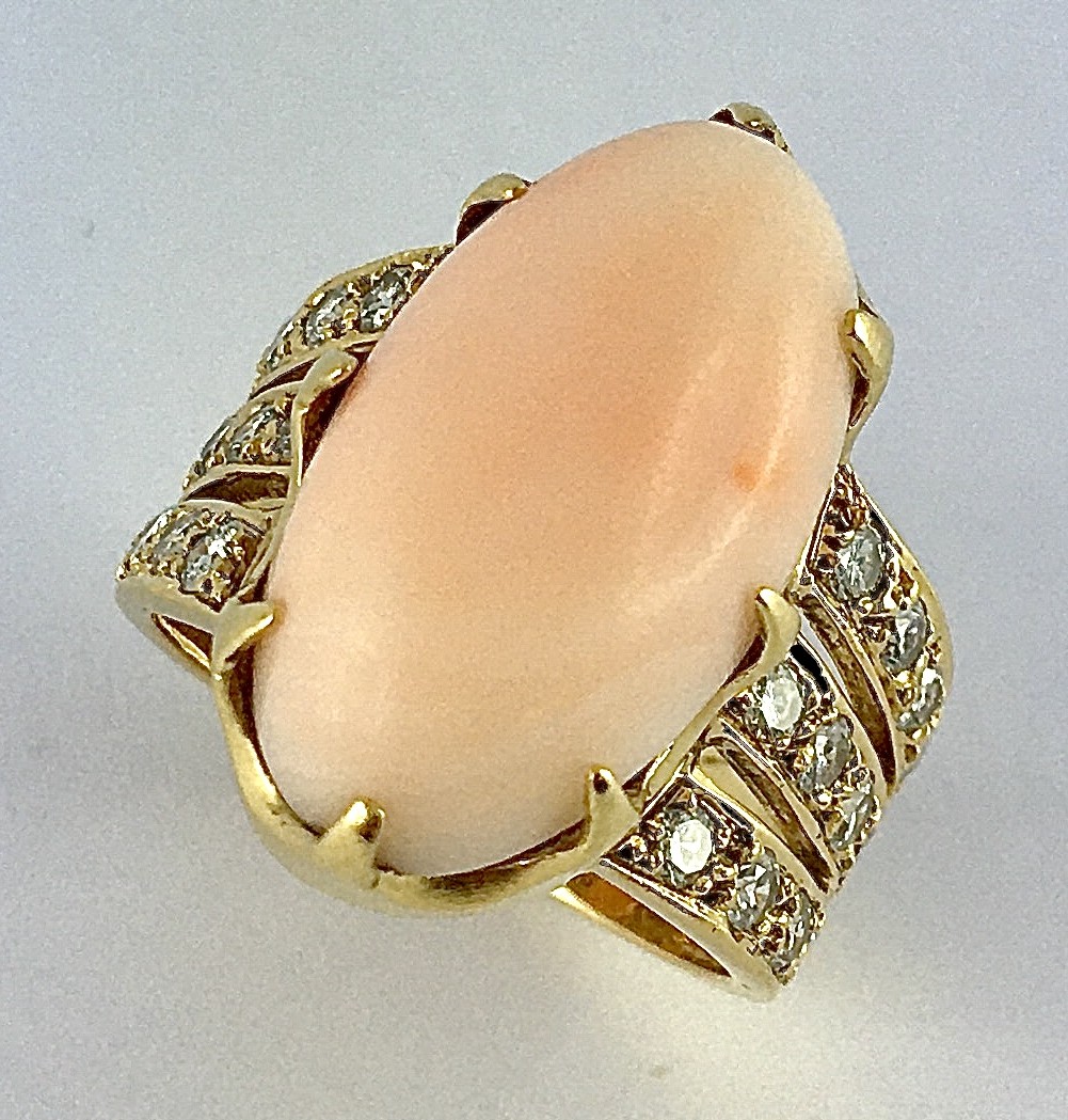 Cabochon Coral Peau d'Ange Ring With Diamonds On Yellow Gold