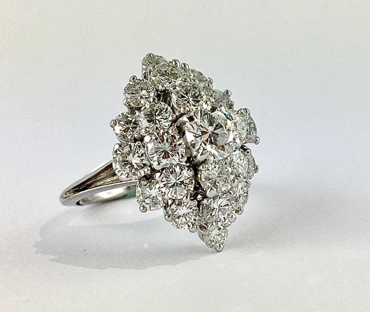 Bague Marquise Pavage de Diamants Taille Brillant En Relief sur Or blanc et Platine-photo-4