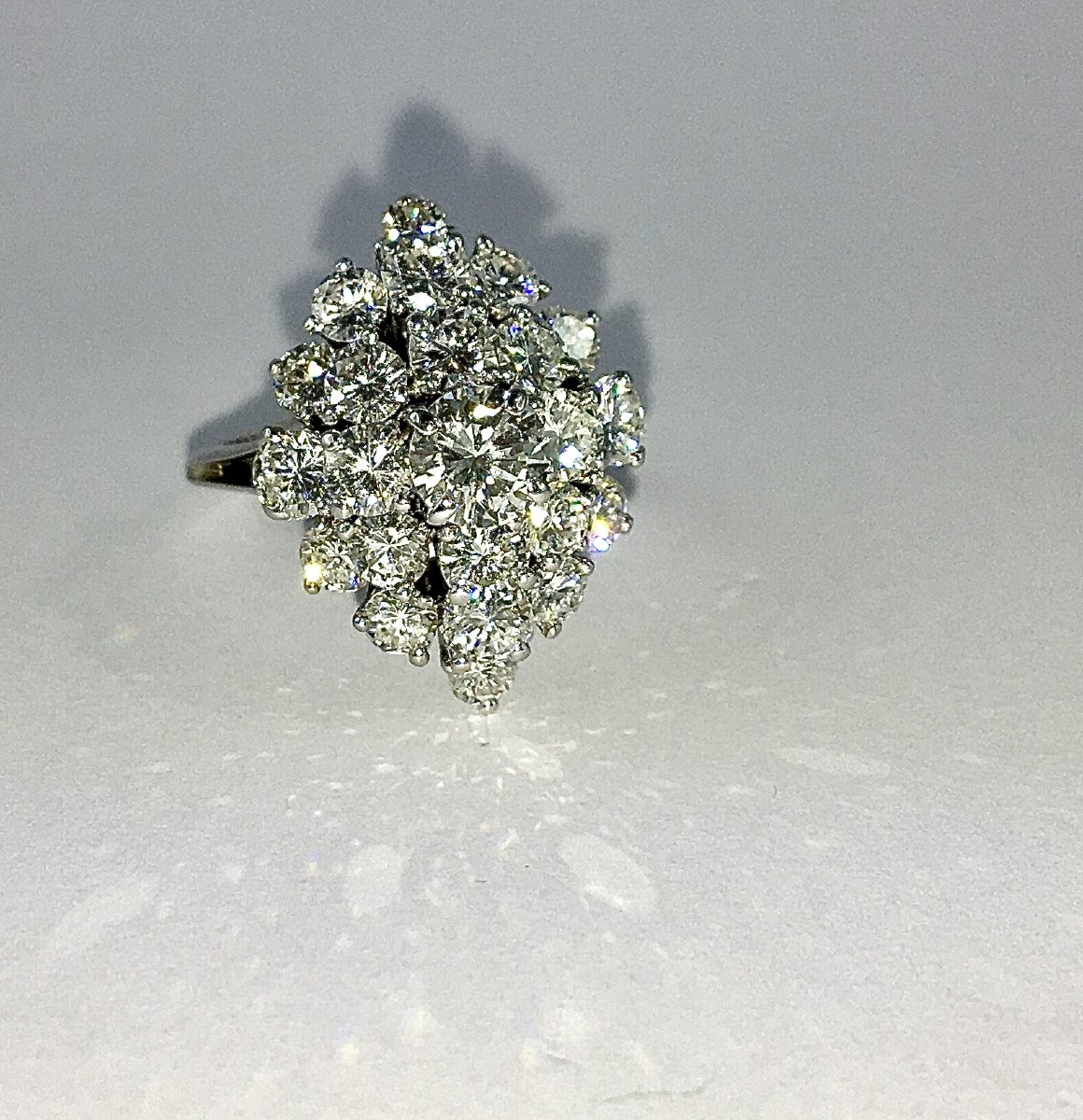 Bague Marquise Pavage de Diamants Taille Brillant En Relief sur Or blanc et Platine-photo-2
