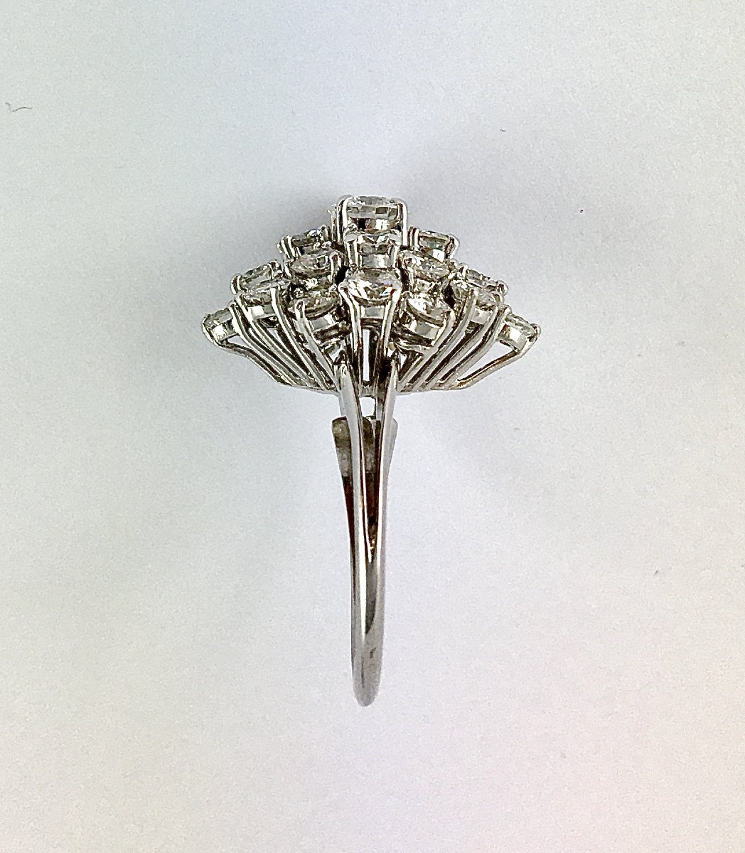 Bague Marquise Pavage de Diamants Taille Brillant En Relief sur Or blanc et Platine-photo-4