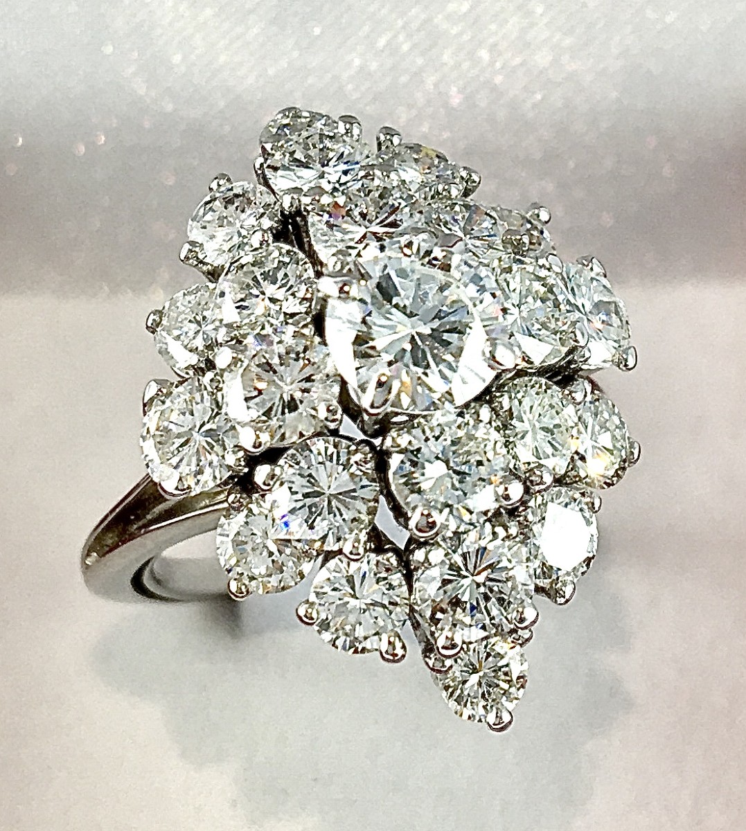 Bague Marquise Pavage de Diamants Taille Brillant En Relief sur Or blanc et Platine