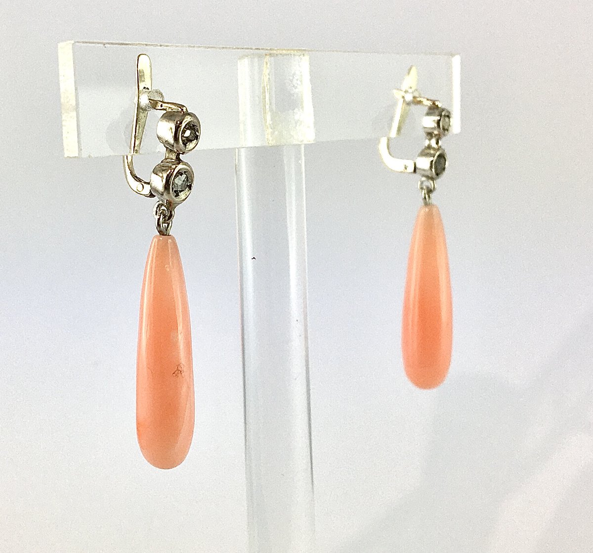 Boucles d’Oreilles Pendants Gouttes de Corail Peau d’Ange et Diamants sur Argent et Or Blanc-photo-1