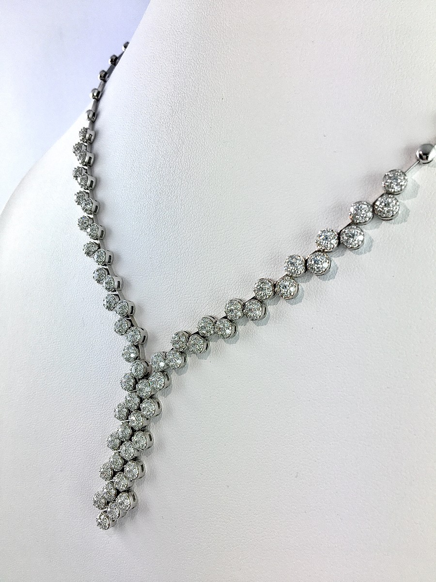 Collier Cravate Pavages Dômes de Diamants sur Or Blanc