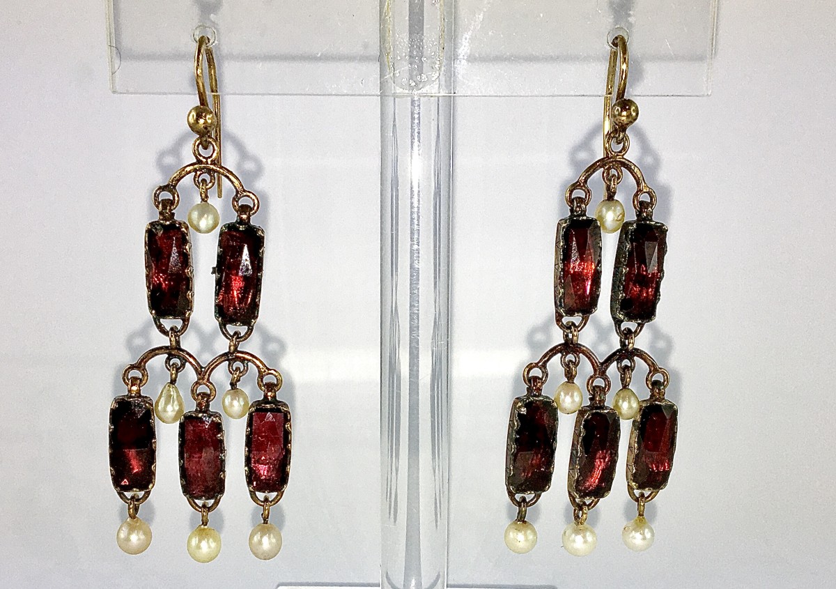 Boucles d’Oreilles Chandeliers Esprit Girandoles Grenats et Perles Fines sur Or Jaune 