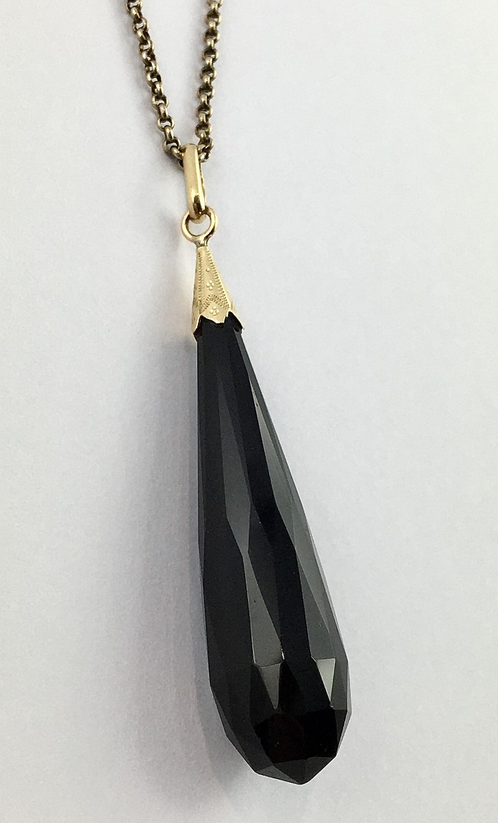 Pendentif Important Jais Forme Poire Facetté en Briolette sur Or Jaune