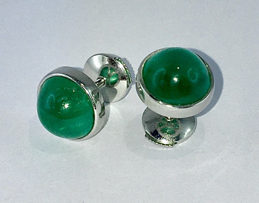 Flea Earrings / Emerald Cabochon Round Studs Set On White Gold