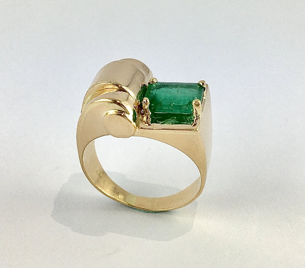 Asymmetrical Emerald-cut Emerald Ring In Yellow Gold-photo-2