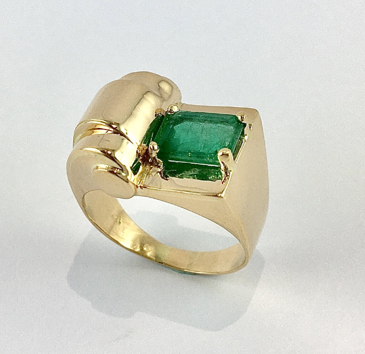 Bague Tank Asymétrique Émeraude Taille Émeraude sur Or Jaune