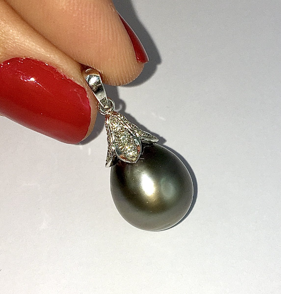 Pear-shaped Tahitian Cultured Pearl Pendant With Diamonds On White Gold -photo-2