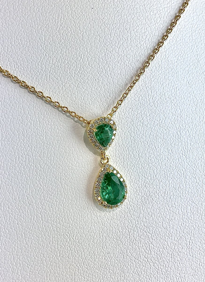Collier à Pendant d’Émeraudes Poires Entourage de Diamants sur Or Jaune-photo-3