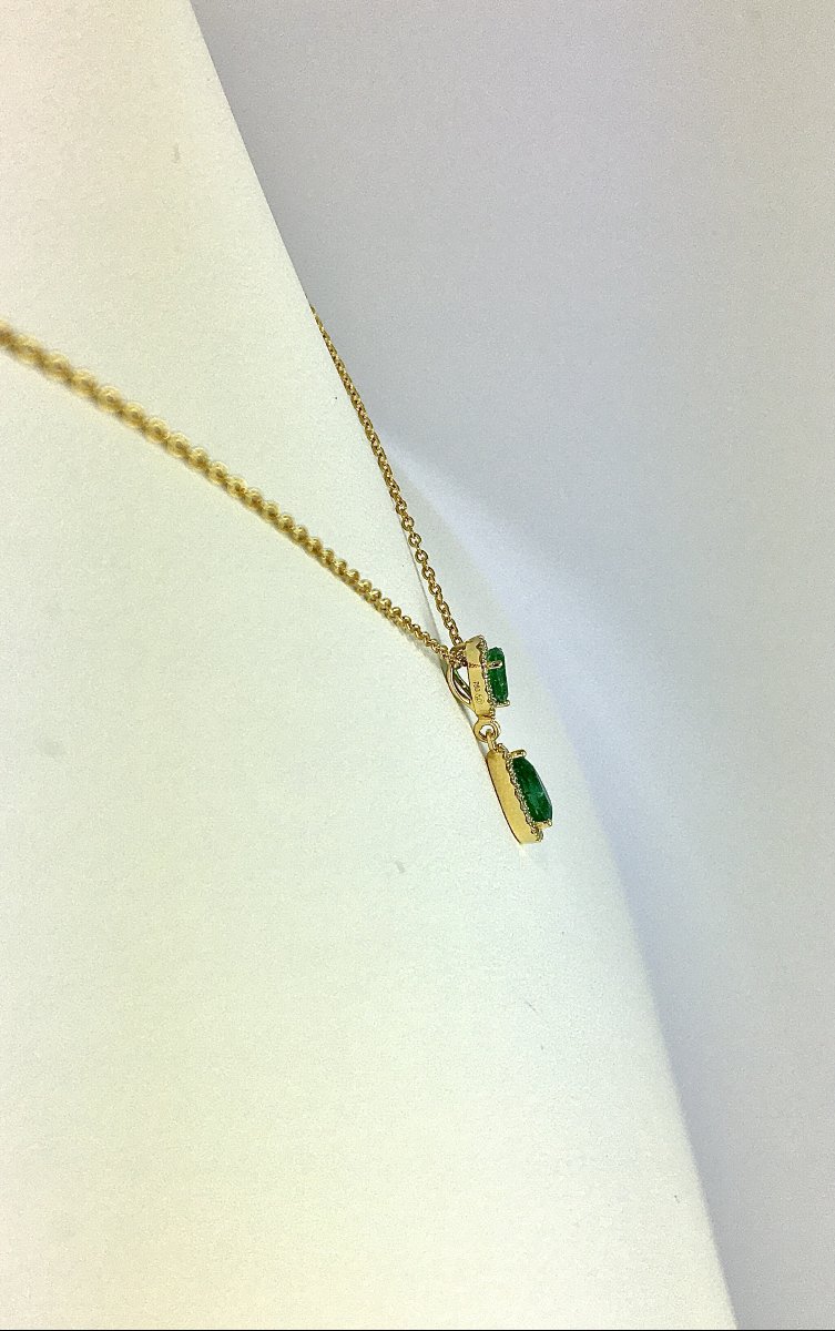 Collier à Pendant d’Émeraudes Poires Entourage de Diamants sur Or Jaune-photo-4