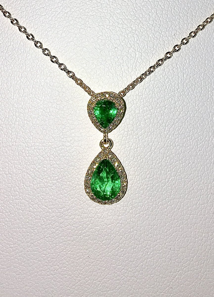 Collier à Pendant d’Émeraudes Poires Entourage de Diamants sur Or Jaune