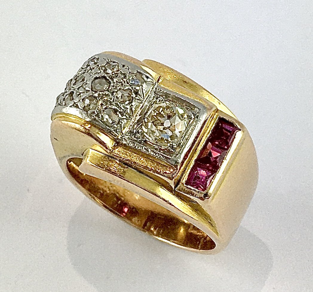 Asymmetrical Tank Ring With Synthetic Diamonds And Rubies On Yellow Gold And Platinum – 1940s
