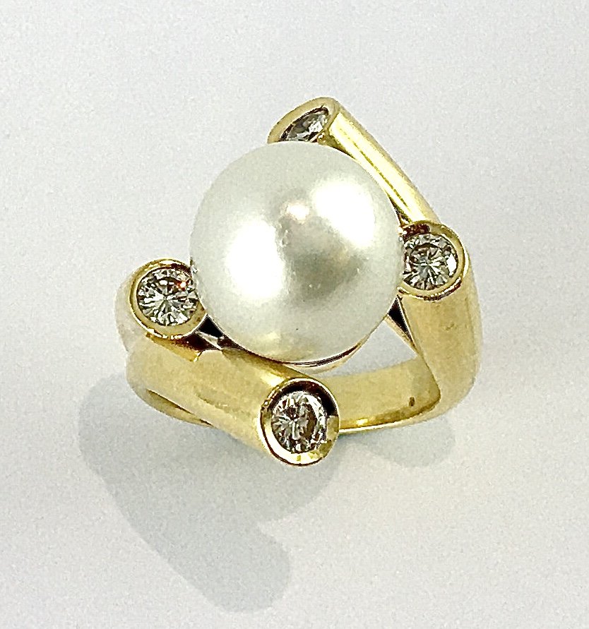 Bague Perle Blanche Des Mers Du Sud Et Diamants Sur Or Jaune