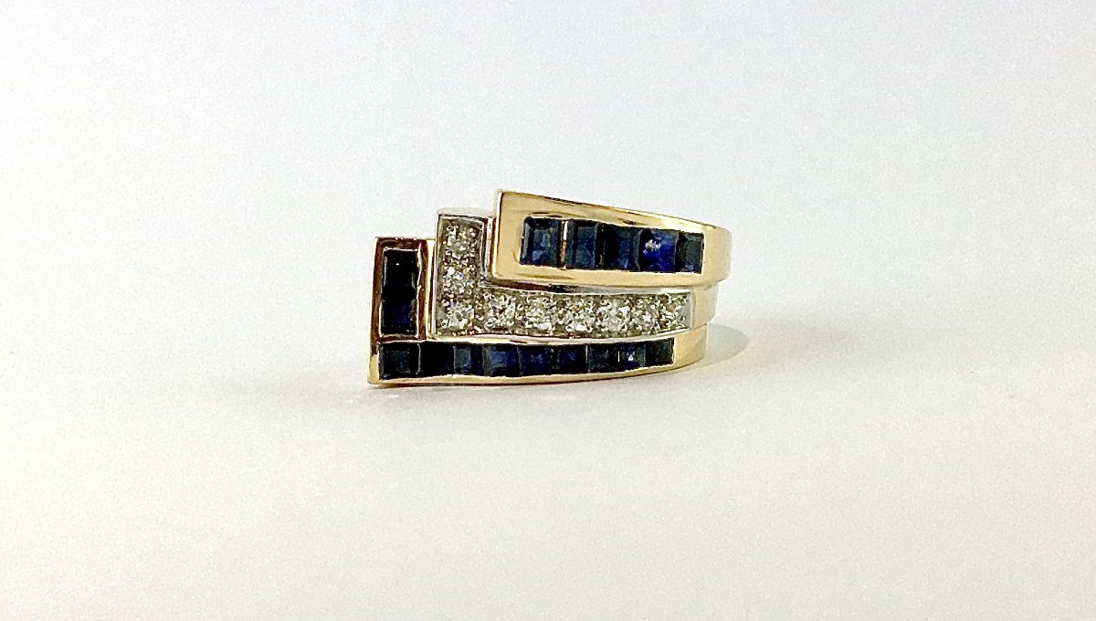 Tank-style Ring With Calibrated Sapphires And Diamonds Set In Yellow And White Gold-photo-3