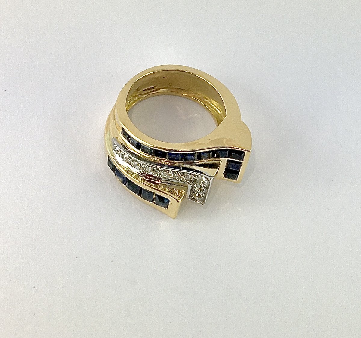 Tank-style Ring With Calibrated Sapphires And Diamonds Set In Yellow And White Gold-photo-4