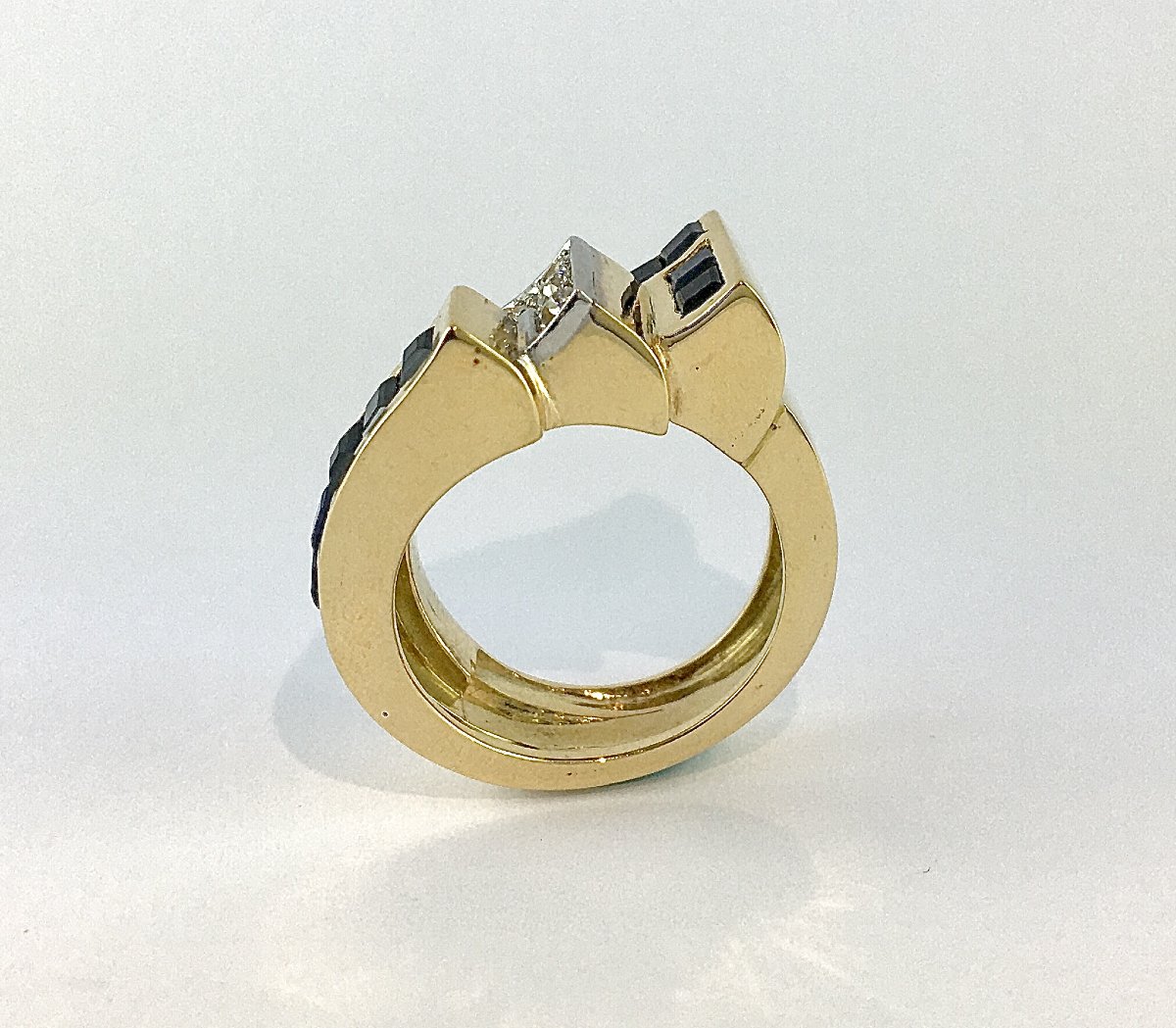 Tank-style Ring With Calibrated Sapphires And Diamonds Set In Yellow And White Gold-photo-2